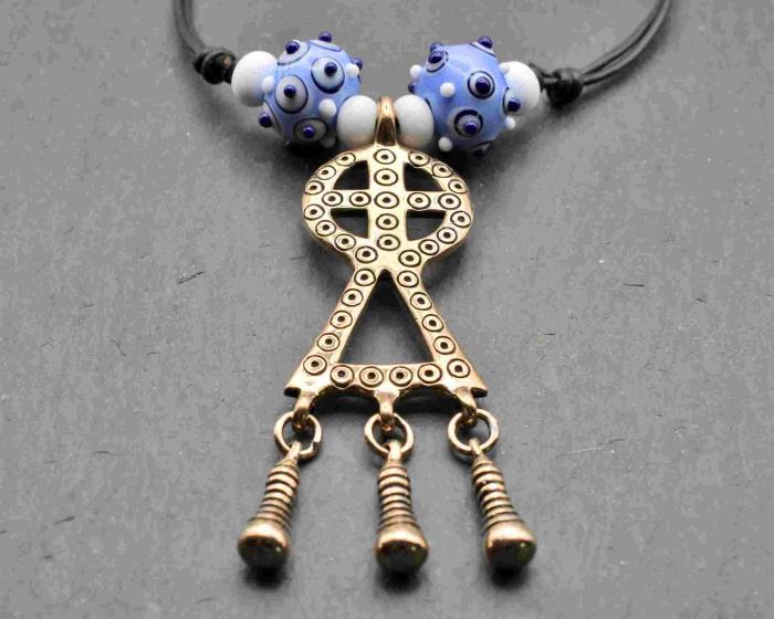 Keltische Glasperlenkette mit Radkreuzanhänger mit hellblauer Prunkperle von Belanas Schatzkiste